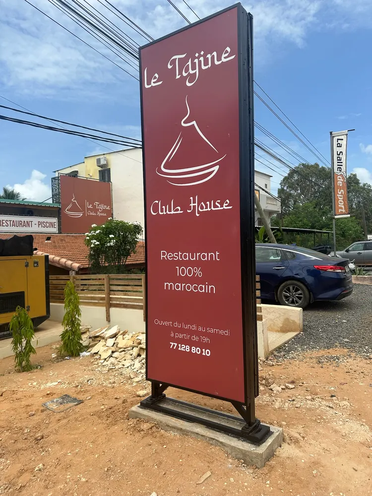 Totem enseigne pour le restaurant Le Tajine à Saly