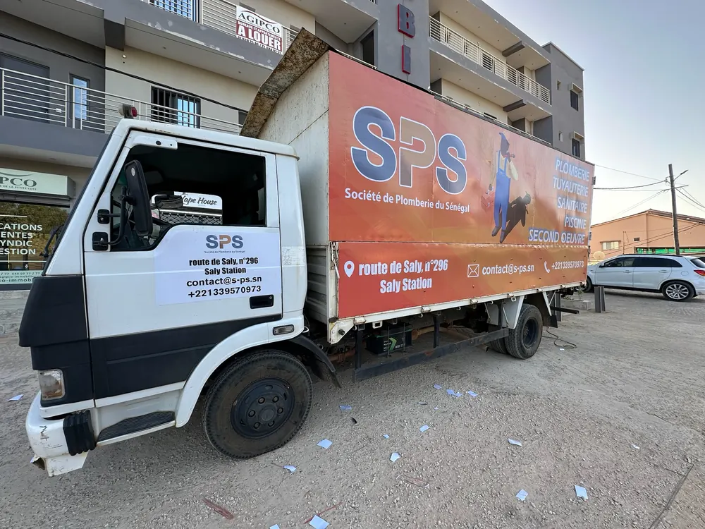 Habillage publicitaire de camion pour une entreprise de Saly