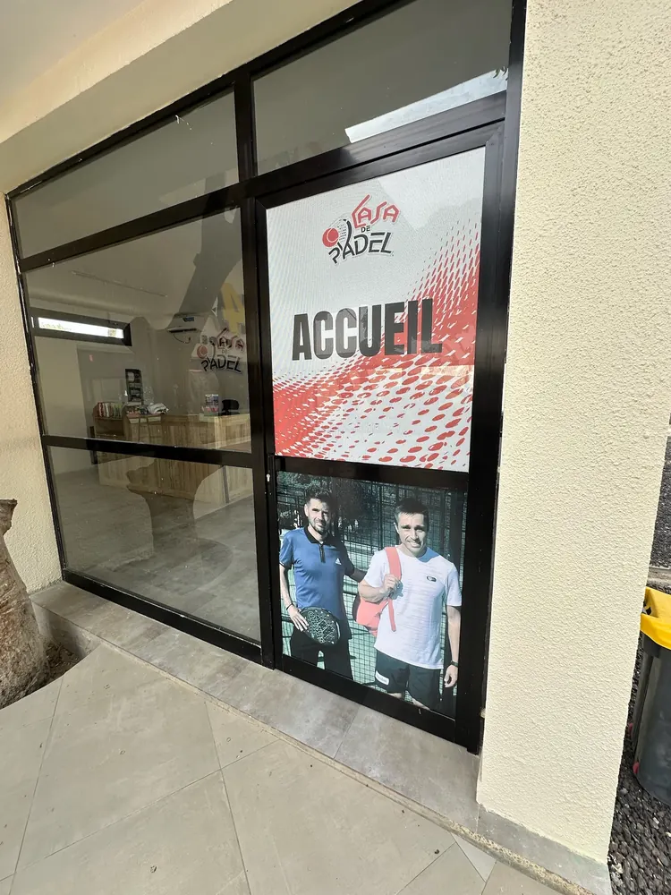 Vitrophanie et adhésif sur porte vitrée d'un club de padel