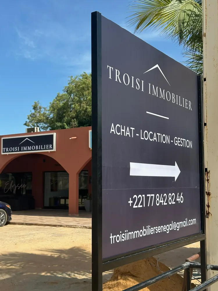 Panneau signalétique pour une agence immobilière à Saly