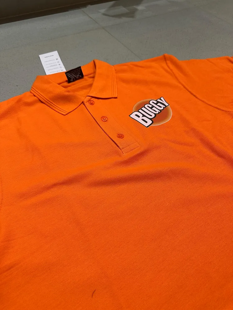 Polo orange personnalisé en impression DTF par Print Master à Saly